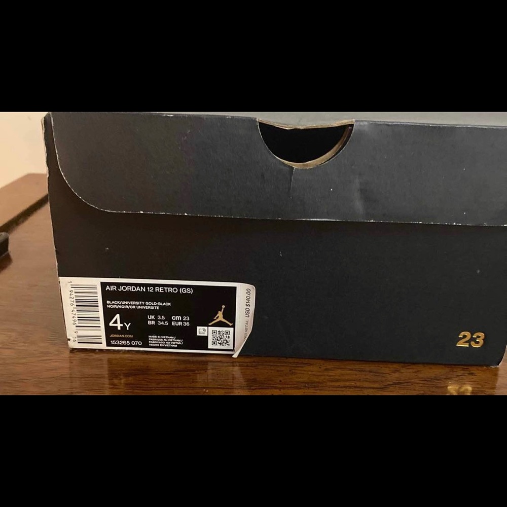 Jordan 12 university Gold size 4y like new